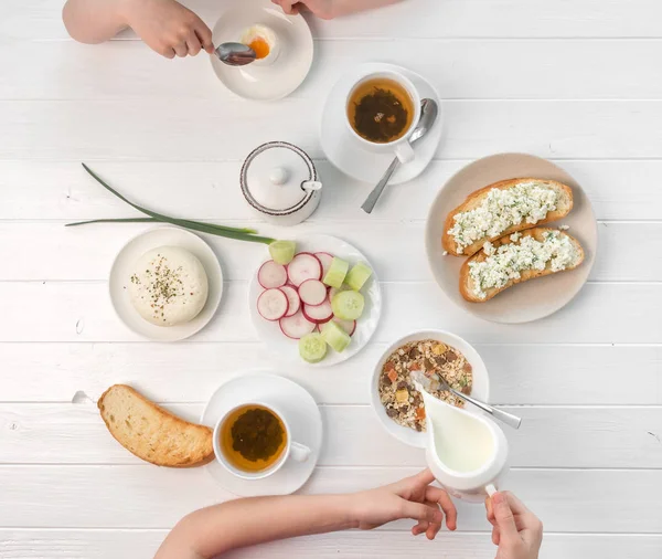 Семейный завтрак, тосты с творогом, вид сверху — стоковое фото