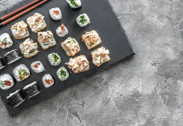 Sushi na boardzie prostokątne — Zdjęcie stockowe