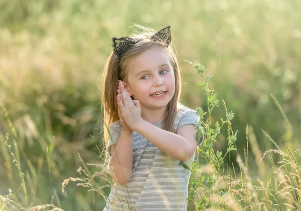 Маленька щаслива дівчинка на заході сонця — стокове фото