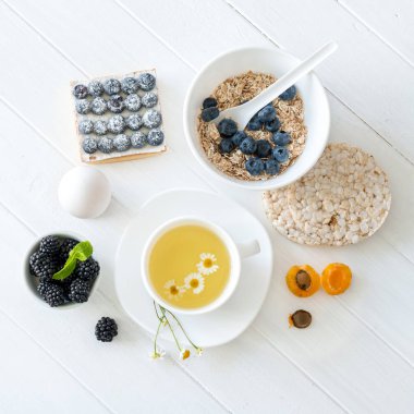 Fitness Kahvaltı: meyveler ve meyve, yumurta ve çay ile granola.