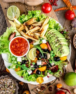 Vejetaryen yemek - patates kızartması ve taze sebze salatası