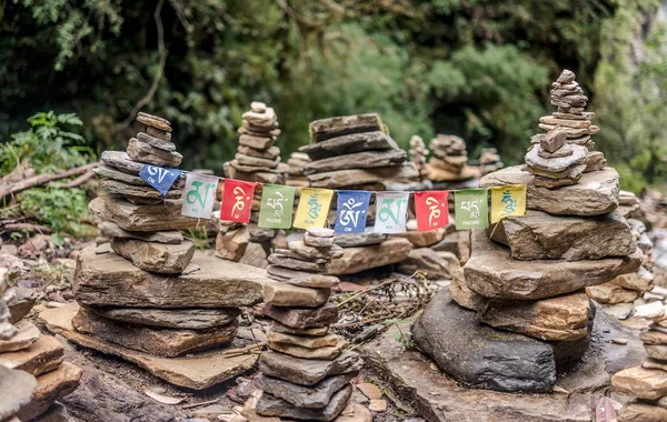Pirámide de piedras en caminata por el Santuario de Annapurna en Nepal —  Fotos de Stock