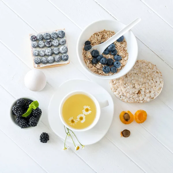 피트 니스 조식: 딸기와 과일, 계란, 차와 그 라 놀라. — 스톡 사진