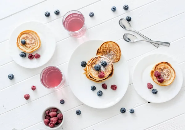 Homemade fritters with raspberries and blueberries — Stock Photo, Image