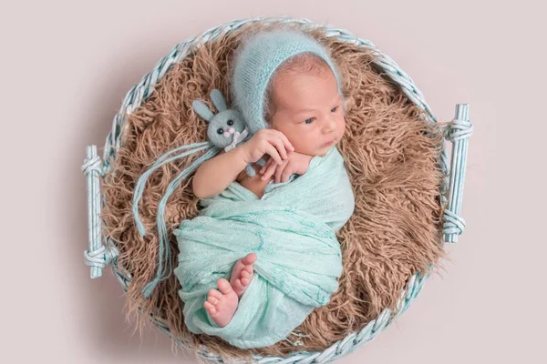 Slapende pasgeboren jongen — Stockfoto