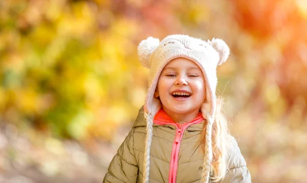 Malá holčička v podzimním lese — Stock fotografie