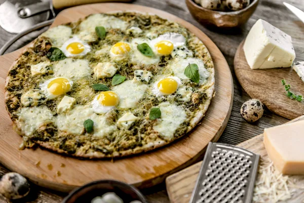 Pizza, cuatro quesos con pesto — Foto de Stock