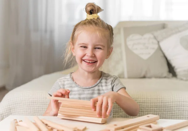 Retrato de menina com modelo de casa . — Fotografia de Stock