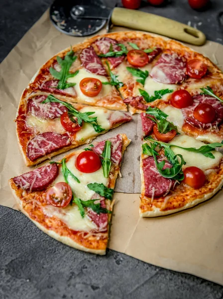 Pizza fatta in casa con salame — Foto Stock