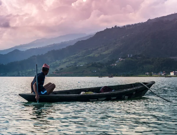 Ψαράς στη βάρκα στη λίμνη σε Ποκάρα — Φωτογραφία Αρχείου