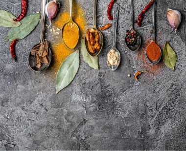 Baharat beyaz ahşap zemin üzerinde