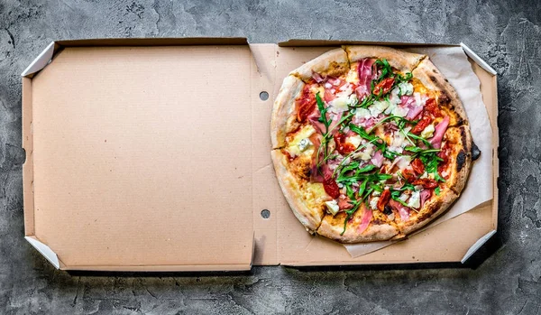 Пицца с хамоном в коробке — стоковое фото