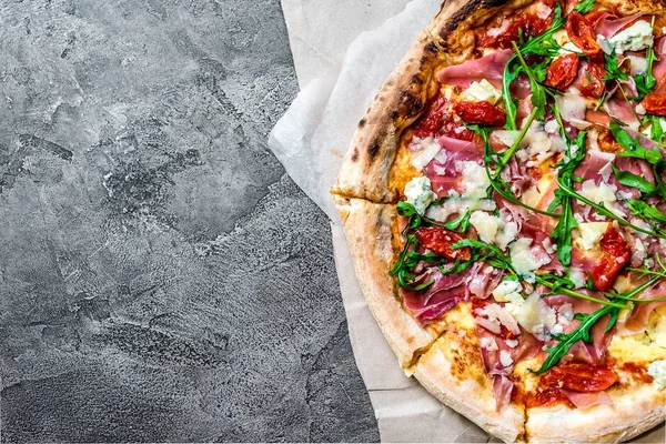 Pizza con marmellata e rucola — Foto Stock