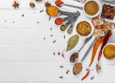 Baharat beyaz ahşap zemin üzerinde