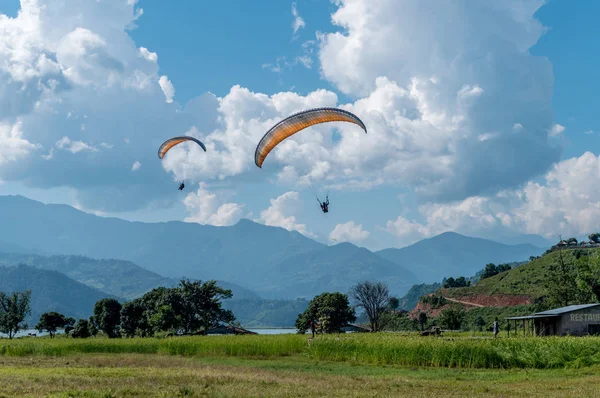 Landing with parachute after paragliding in Nepal — Stock Photo, Image