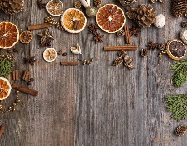 Decorações de Natal com canela e fatias de laranja secas — Fotografia de Stock