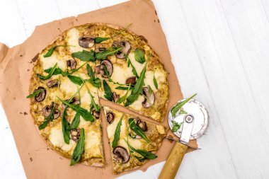 ev yapımı pizza mantar ve rucola. Üstten Görünüm