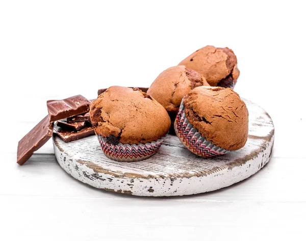 Muffins au chocolat faits maison sur une planche en bois — Photo