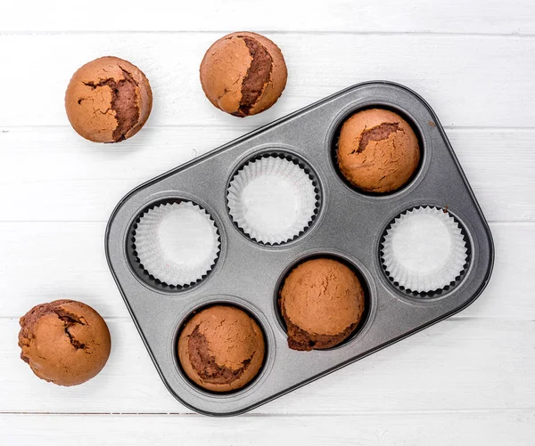 Hemmagjord choklad muffins i bakplåt — Stockfoto