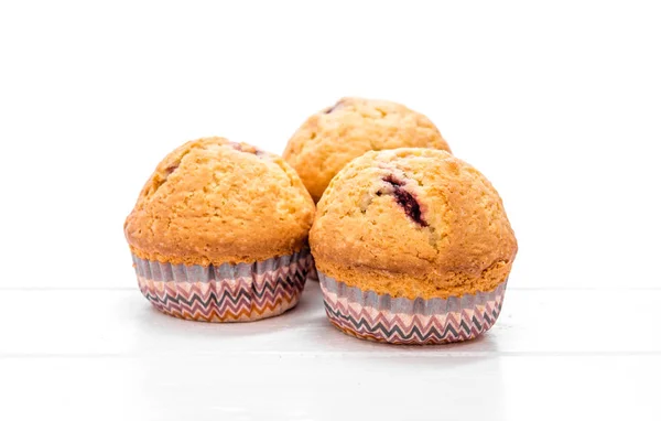 Hemlagade muffins på en vit trä bakgrund — Stockfoto