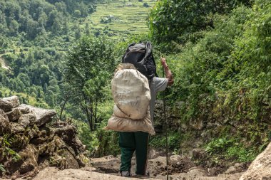 Çuval Annapurna yürüyüş yolu üzerinde olan adam.