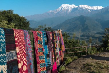 Nepal el yapımı eşarp satış, Pokhara, Nepal