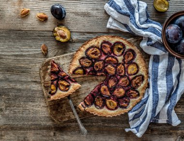 Ev yapımı Erik pasta ahşap arka plan üzerinde