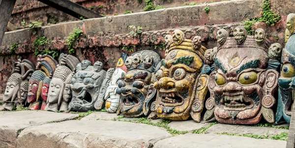 Nepalilainen perinteinen demoninaamio muurin alla, Kathmandu, Nepali — kuvapankkivalokuva