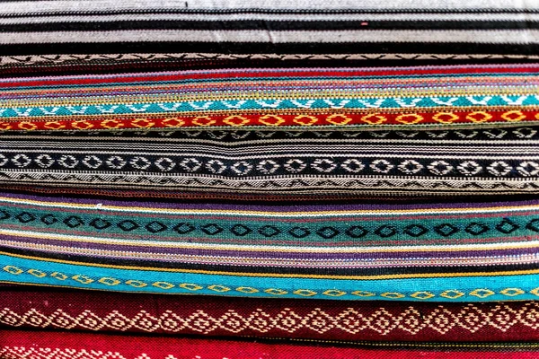 Διάφορα πολύχρωμα υφάσματα, σε ένα στάβλο αγοράς για: Κατμαντού — Φωτογραφία Αρχείου