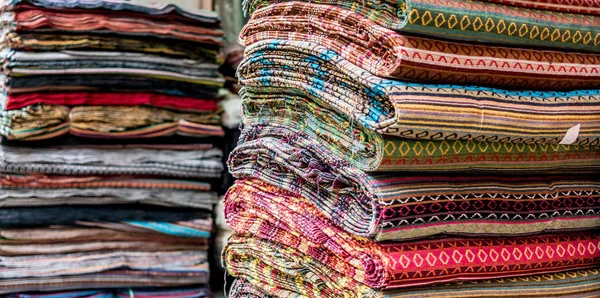 Vários de tecidos coloridos em uma tenda de mercado em Kathmandu — Fotografia de Stock