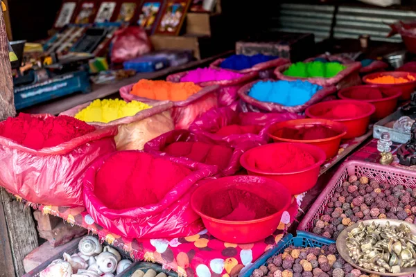 Rangoli proszek do sprzedaży na rynku ulicy Katmandu — Zdjęcie stockowe