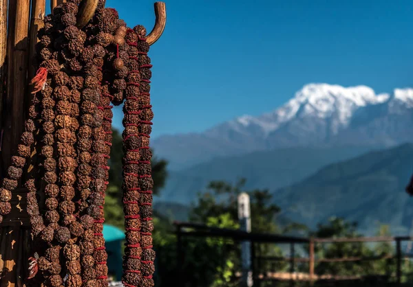 Rosarios de oración nepaleses con hilo rojo, Pokhara, Nepal — Foto de Stock