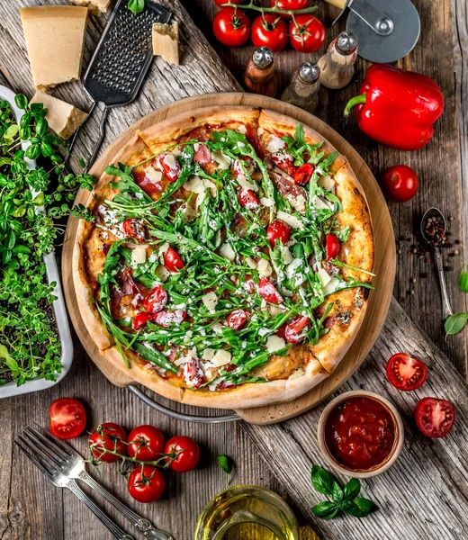 Pizza with ham, arugula and tomatoes — Stock Photo, Image