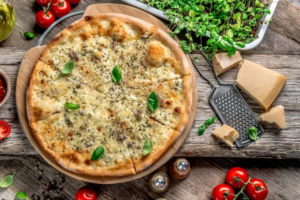 Пицца четыре сыра на столе — стоковое фото