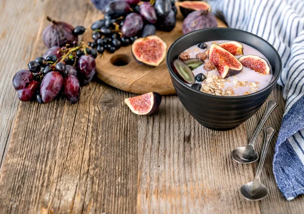 Przydatne deser - jogurtu, musli i figi z winogron — Zdjęcie stockowe