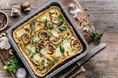 Ev yapımı mantar pasta ahşap arka plan üzerinde.