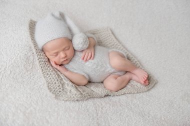 Yeni doğan bebek üzerinde gri battaniyesinin