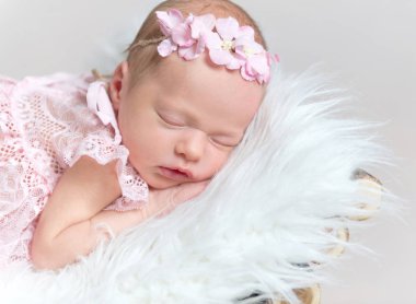 Sevimli yeni doğan kız huzuriçinde uyur