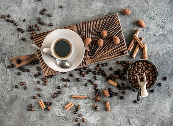 구체적인 배경 평면도에 사탕과 블랙 커피 — 스톡 사진