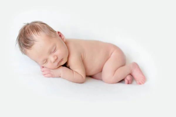 Pasgeboren baby slapen op een witte deken — Stockfoto