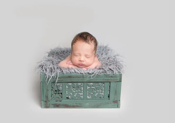 Lindo bebé durmiendo en caja de madera — Foto de Stock