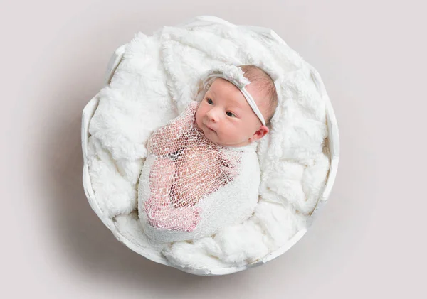 Vista dall'alto della neonata che giace in una ciotola — Foto Stock