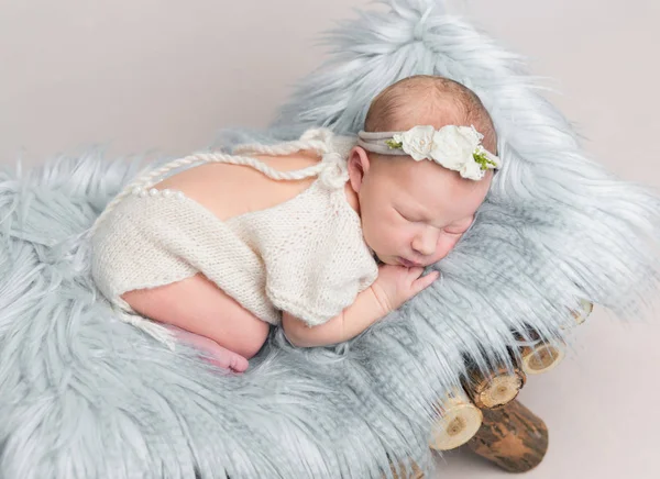 Bebé recién nacido niña duerme en una pequeña cuna de madera . —  Fotos de Stock