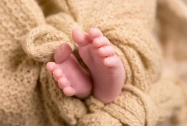 Petits orteils de bébé dormant enveloppé dans une couverture — Photo