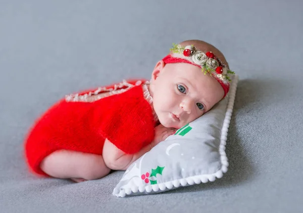 Νεογέννητο κοριτσάκι σε ένα κοστούμι Χριστουγέννων κοιμάται σε ένα μαξιλάρι Πρωτοχρονιά — Φωτογραφία Αρχείου