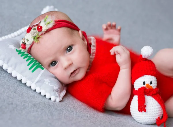 Niña recién nacida en un traje de Navidad está durmiendo en una almohada de Año Nuevo — Foto de Stock