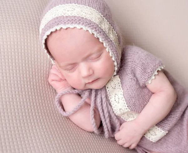 Dulce bebé recién nacido dormido — Foto de Stock