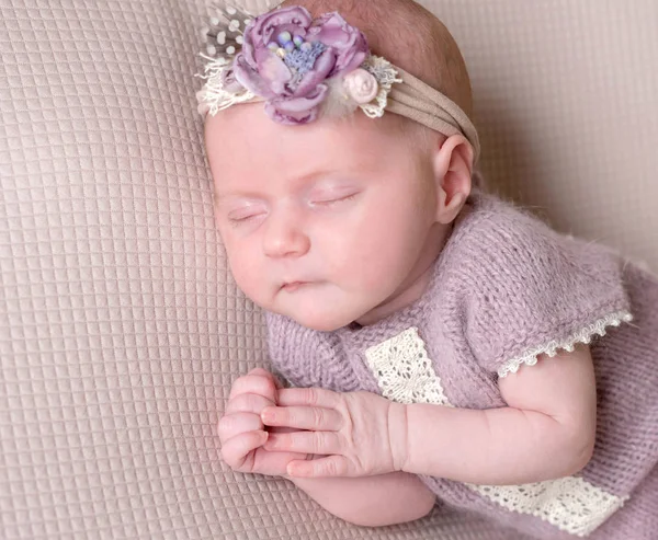 Dulce bebé recién nacido dormido — Foto de Stock