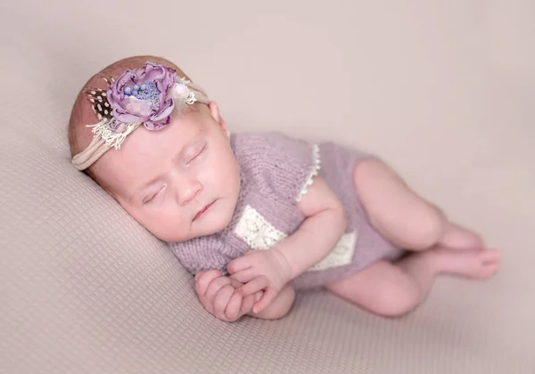 Söt sovande nyfött barn — Stockfoto