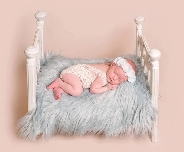 Bebé recién nacido niña dormir en la cama — Foto de Stock